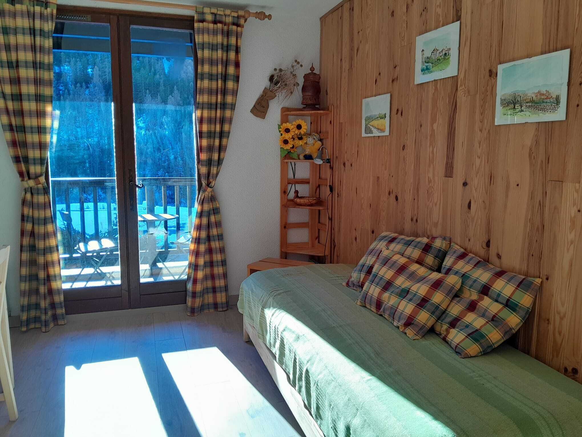 1 chambre, fer et planche à repasser