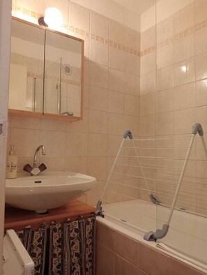 Ducha y bañera combinadas, secador de pelo, jabón y papel higiénico