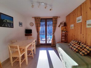 1 makuuhuone, silitysrauta/-lauta