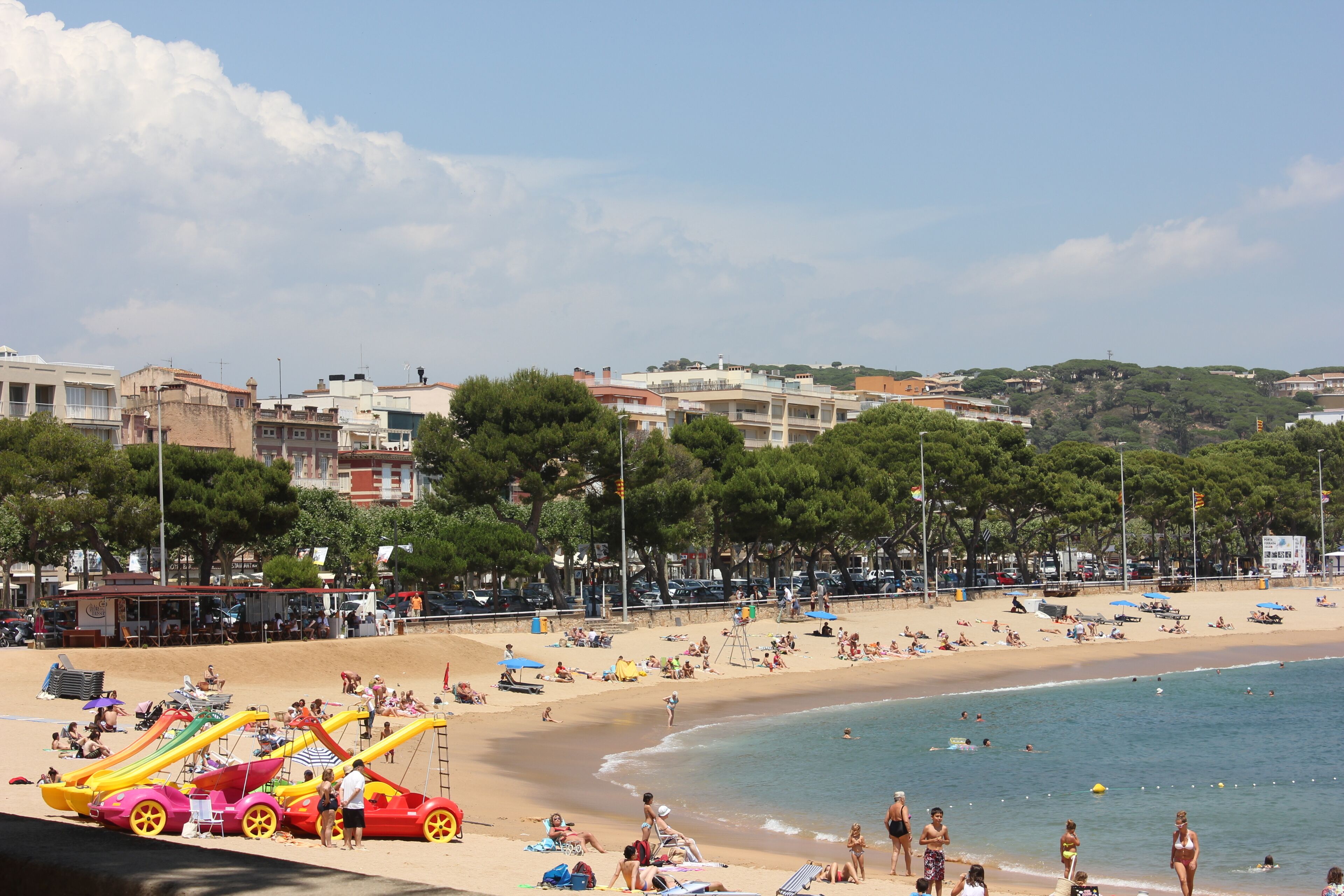 Nära stranden, solstolar och strandhanddukar