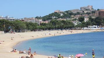 Vlak bij het strand, ligstoelen aan het strand, strandlakens