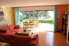 Smart-TV, peis, DVD-spiller og bøker