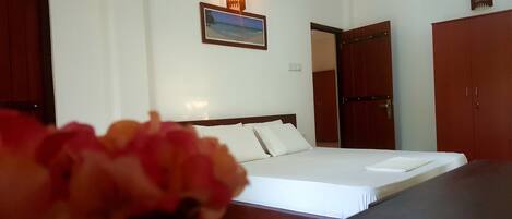 Habitación Deluxe doble, 1 cama de matrimonio grande, balcón, en la zona del jardín | 2 dormitorios, escritorio, sistema de insonorización