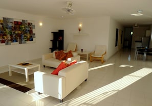 Departamento, 2 habitaciones | Sala de estar | Televisión