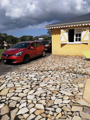 Property grounds - Beautiful villa with pool  (Baie Mahault)