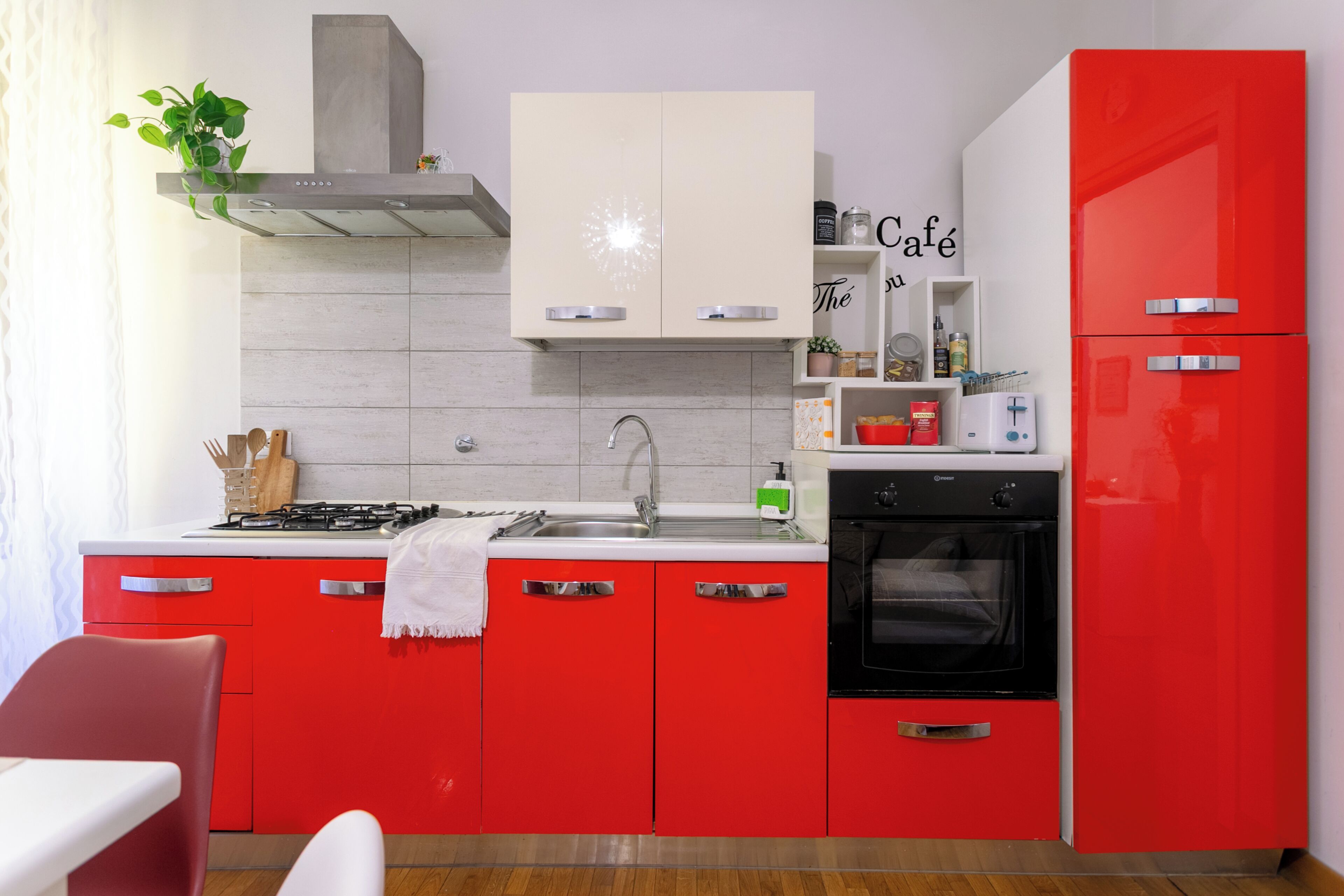 Refrigerador, horno, parrilla de estufa y cafetera y tetera 