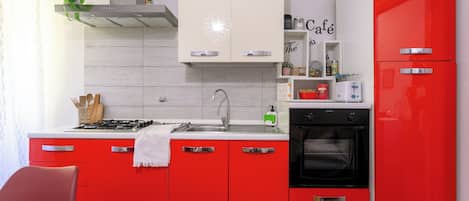 Fridge, oven, stovetop, coffee/tea maker