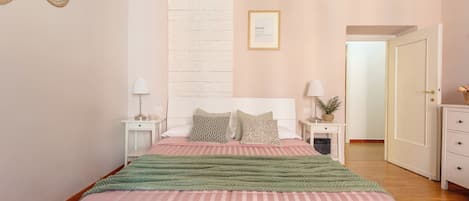 2 Schlafzimmer, Schreibtisch, schallisolierte Zimmer