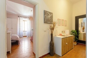 2 chambres, bureau, système d’insonorisation, fer et planche à repasser