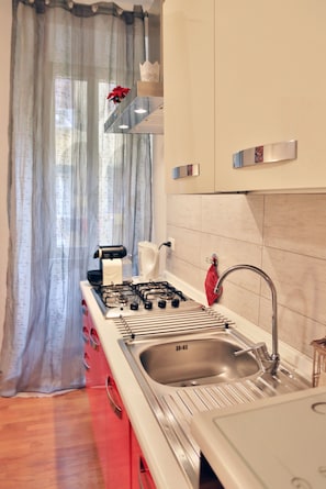 Geladeira, fogão, cooktop, cafeteira/chaleira