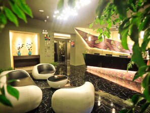 Coin salon dans le hall