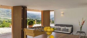 Luxury Villa with pool and views of the Sierra Tramuntana 15 'from the beach