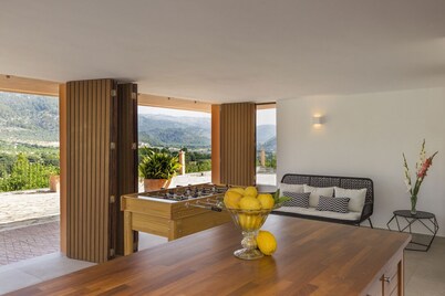 Luxury Villa with pool and views of the Sierra Tramuntana 15 'from the beach