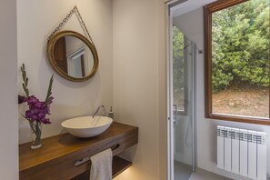 Dusche, Haartrockner, Handtücher, Seife
