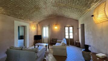 TV connectée, lecteur de DVD, livres