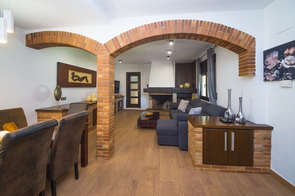 Smart TV, fireplace, DVD player