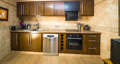 Erikoistarjous - iso puutarhamaisemaympäristö, jossa on ihanteellinen perhe-yksityinen uima-allas