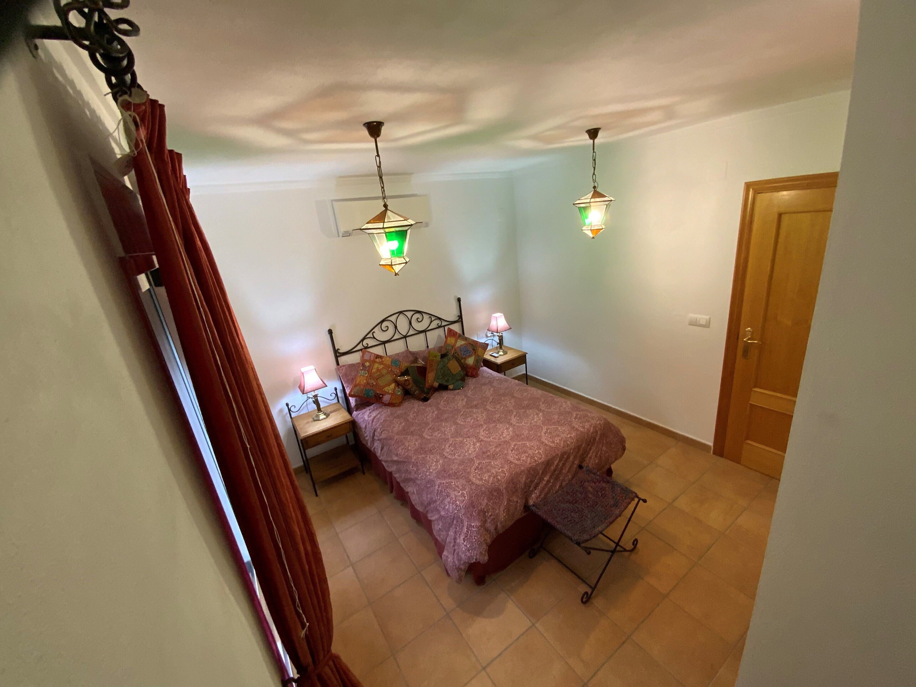 2 slaapkamers, een strijkplank/strijkijzer, reisbedje, gratis wifi