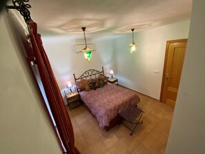 2 dormitorios, tabla de planchar con plancha, cuna de viaje