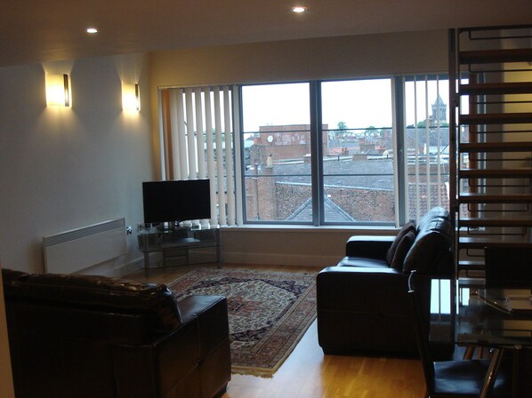 Smart TV, fireplace, DVD player, video library - Modern Loft apartment with lift access in central York, sleeps up to six (York)