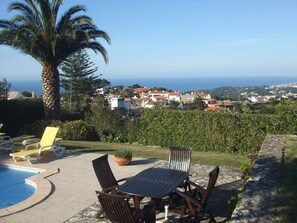 Outdoor dining - Casa do Moinho, villa with a heated pool near the beach in Sintra, self check-in (Ulgueira-Colares)
