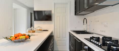 Jääkaappi, mikroaaltouuni, uuni, liesi