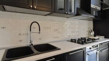 Frigorifero, microonde, forno, piano cottura