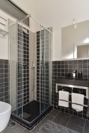 Duschwanne, Haartrockner, Bidet, Handtücher
