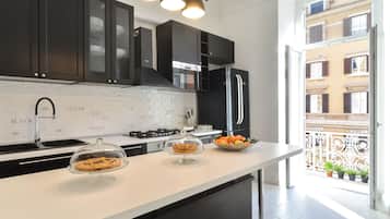 Frigorifero, microonde, forno, piano cottura