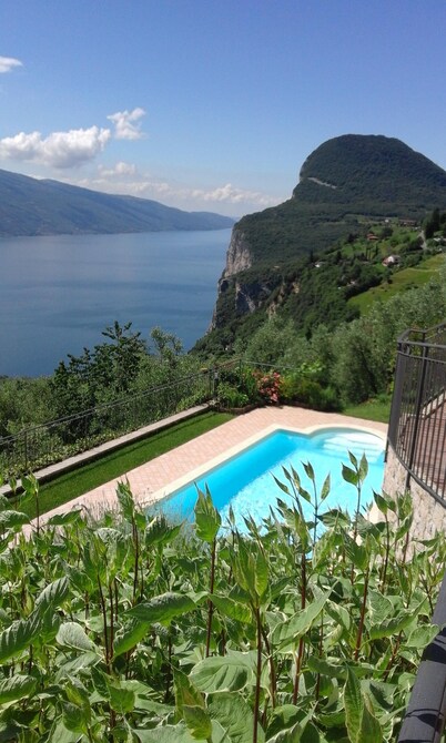 Lake Garda villa with exclusive swimming pool