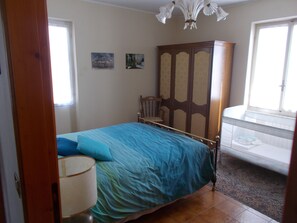 3 bedrooms, iron/ironing board, free WiFi, bed sheets