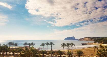 Beautiful apartment, seaview, beach 50 m, 2 min. to center, sleeps 2 adults