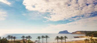 Beautiful apartment, seaview, beach 50 m, 2 min. to center, sleeps 2 adults