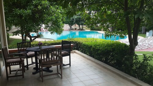 Grande villa de 3 chambres avec vue sur la piscine et spa privé. Parfait pour les familles