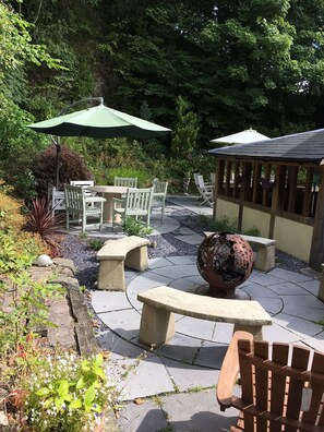 Outdoor dining - Quarry House, peaceful rural retreat, country farmhouse cottage, sleeps 8-12 (Presteigne)