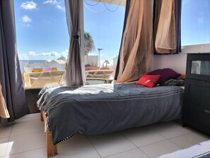 2 sovrum, värdeförvaringsskåp på rummet och skrivbord