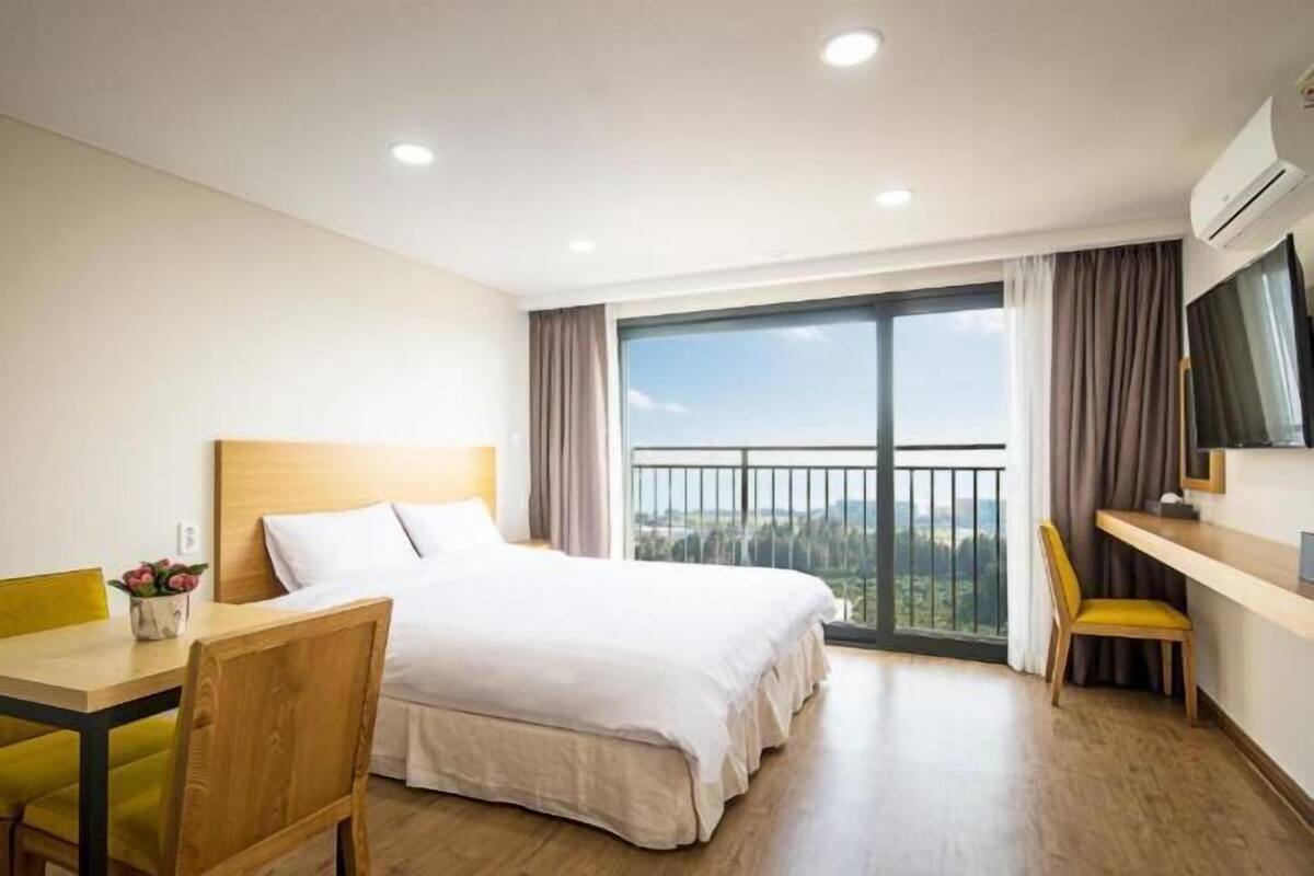 Escritorio, cortinas blackout, sistema de insonorización y wifi gratis