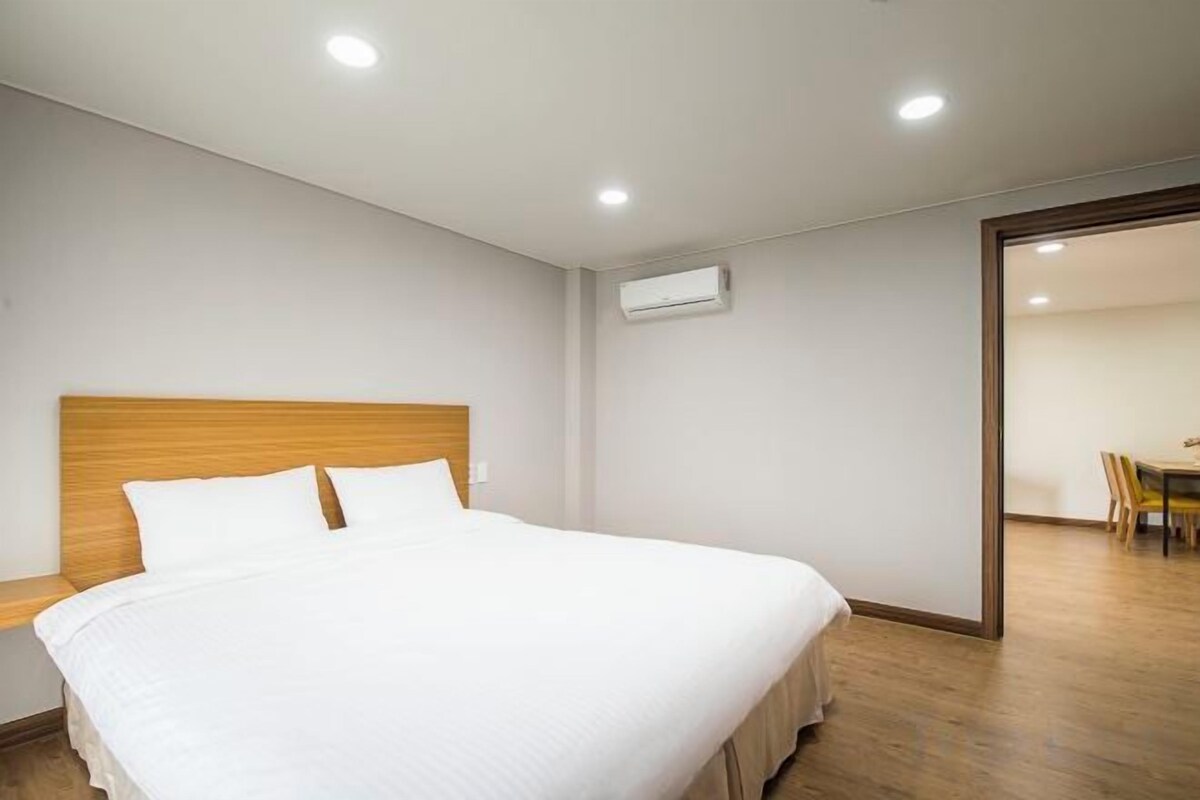 Desk, blackout drapes, soundproofing, WiFi (free)