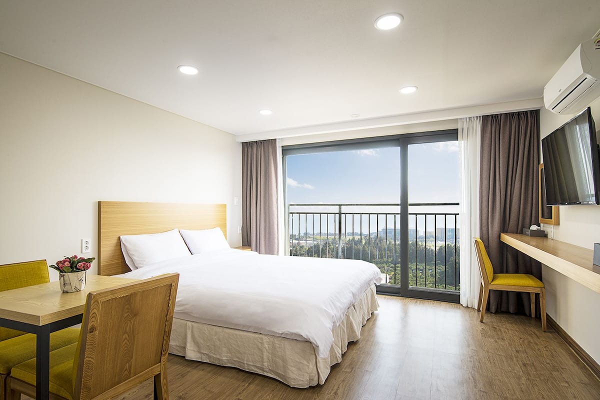 Escritorio, cortinas blackout, sistema de insonorización y wifi gratis