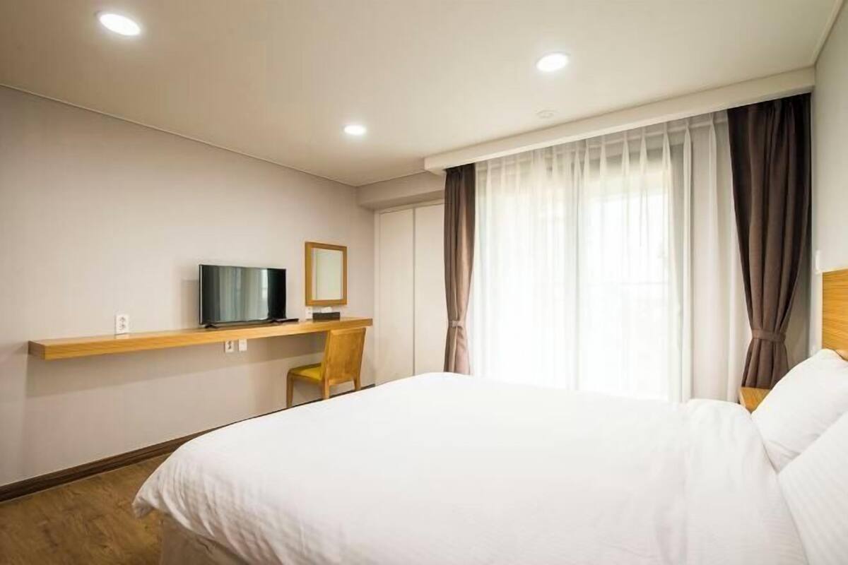 Desk, blackout drapes, soundproofing, WiFi (free)