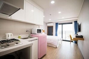 Desk, blackout curtains, soundproofing, free WiFi - W Ocean Pension (Seogwipo)