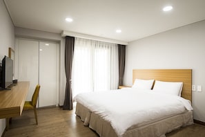 Suite familiar, Terraza, vista al océano | Escritorio, cortinas blackout, insonorización y wifi gratis