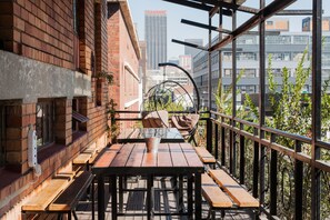 Terrace/patio - CURIOCITY Johannesburg - Hostel (Johannesburg)