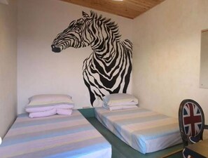 Standaard Twin kamer, gemeenschappelijke badkamer | Een bureau, verduisterende gordijnen, gratis wifi