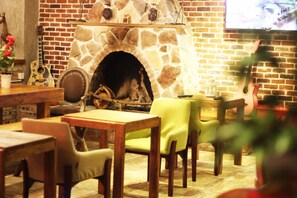 供应早餐、午餐和晚餐