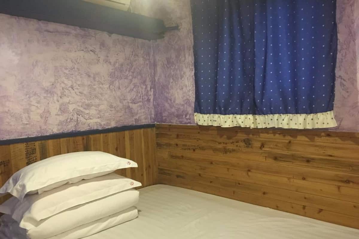 Standard-Doppelzimmer, Gemeinschaftsbad | Schreibtisch, Verdunkelungsvorhänge, kostenloses WLAN