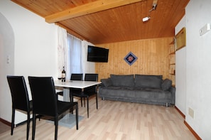 Apartment (Rustico Appartment - 4 Persons) | Desk, iron/ironing board, free cots/infant beds, free WiFi - California House Klosters (Klosters-Serneus)