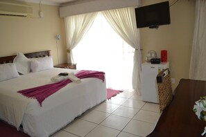 Minibar, free WiFi, bed sheets