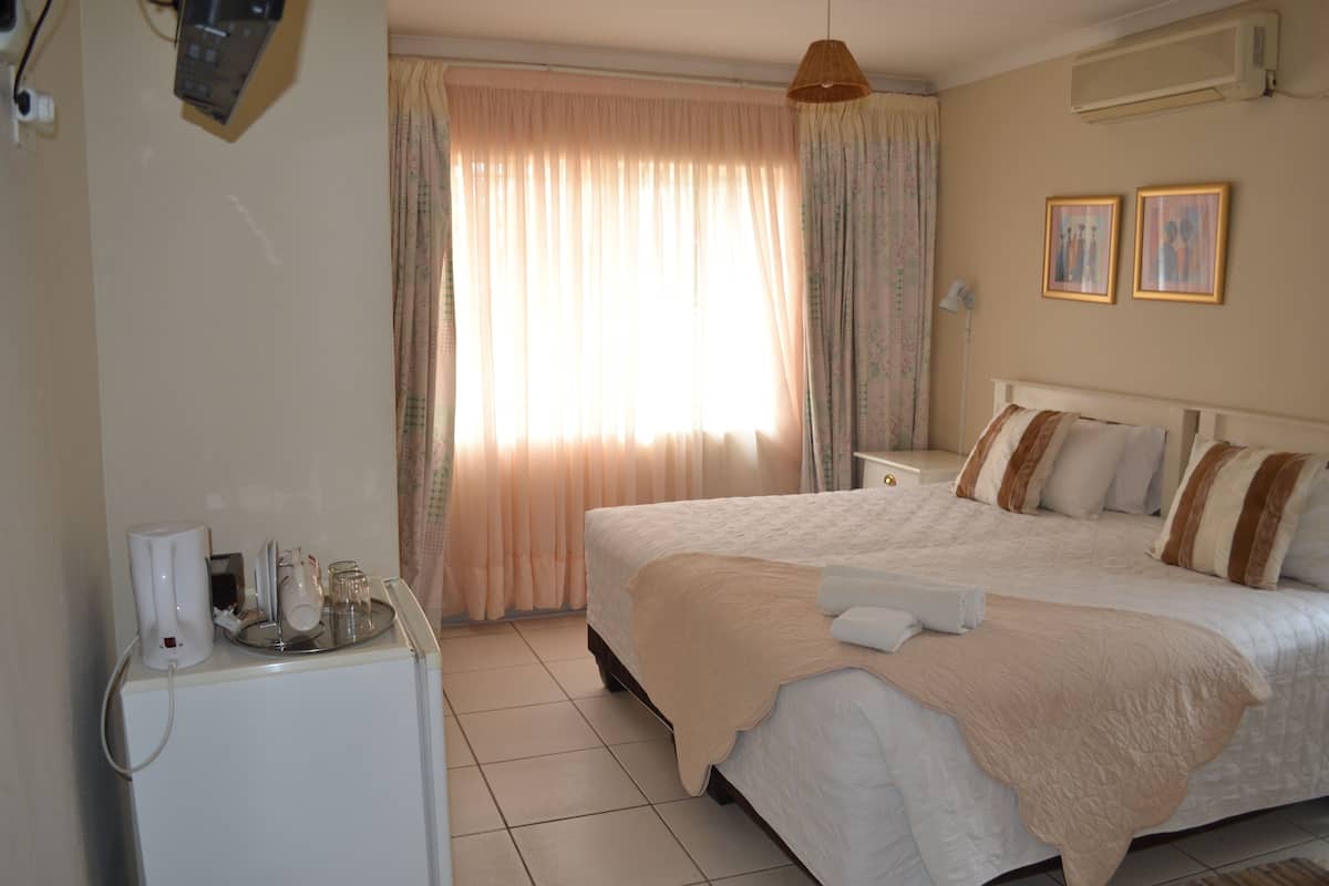 Chambre Standard, 1 trĂšs grand lit