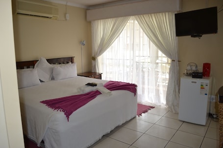 Minibar, wifi gratis y ropa de cama
